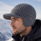 🧢 Vinterstickad mössa för män med skärm och öronlappar