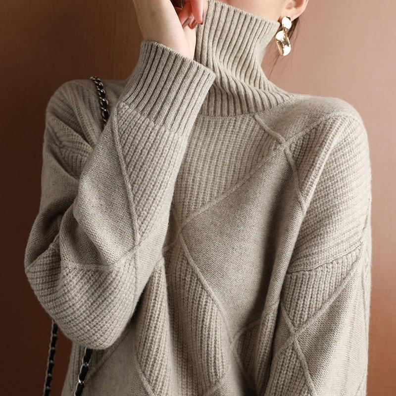 Свободен кашмирен пуловер с високо деколте